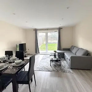 Newly Launched Two Bedroom House By Den Short Lets & Serviced With Garden Holiday home London